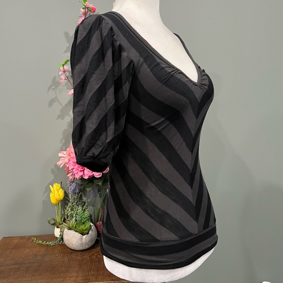 Eyeshadow Striped T-Shirt - Picture 4 of 12